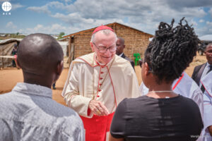 El cardenal Parolin saluda a los cristianos de la diócesis de Pemba durante su visita a Cabo Delgado (Mozambique)