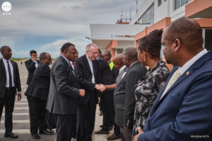 El cardenal Parolin saluda a las autoridades de Mozambique durante su visita al país