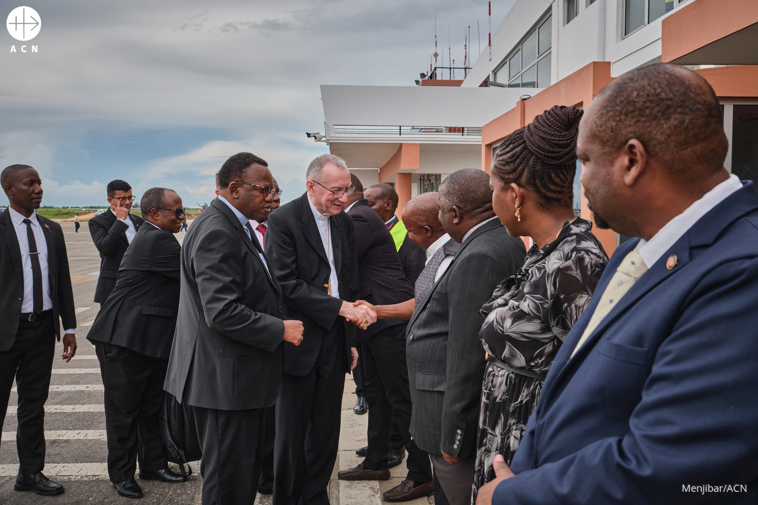 El cardenal Parolin saluda a las autoridades de Mozambique durante su visita al país El cardenal Parolin saluda a las autoridades de Mozambique durante su visita al país