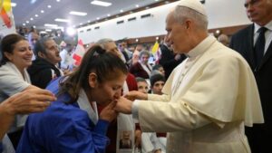 El Papa bendice a pacientes en el Hospital de la Cruz, Beirut. (Foto: Vatican News) El Papa bendice a pacientes en el Hospital de la Cruz, Beirut. (Foto: Vatican News)