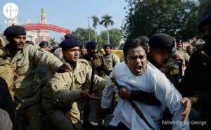 Un sacerdote detenido por la policía cuando se manifestaba contra el ataque a cinco iglesias en Nueva Dehli (India). Foto de archivo
