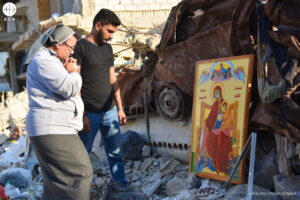 Un joven y una religiosa rezan ante un icono de la Virgen en Ghouta (Siria)