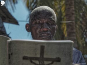 Un cristiano de la diócesis de Pemba, en el norte de Mozambique, leyendo una Biblia