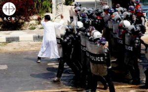Un sacerdote católico frente a la policía de Myanmar durante las protestas de 2022 Un sacerdote católico frente a la policía de Myanmar durante las protestas de 2022