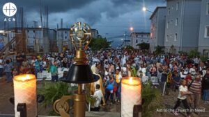 Feligreses de la región de La Guaira (Venezuela) durante una vigilia de oración