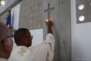 Sacerdote coloca una vela durante la consagración de una iglesia en La Guaira (Venezuela) Sacerdote coloca una vela durante la consagración de una iglesia en La Guaira (Venezuela)