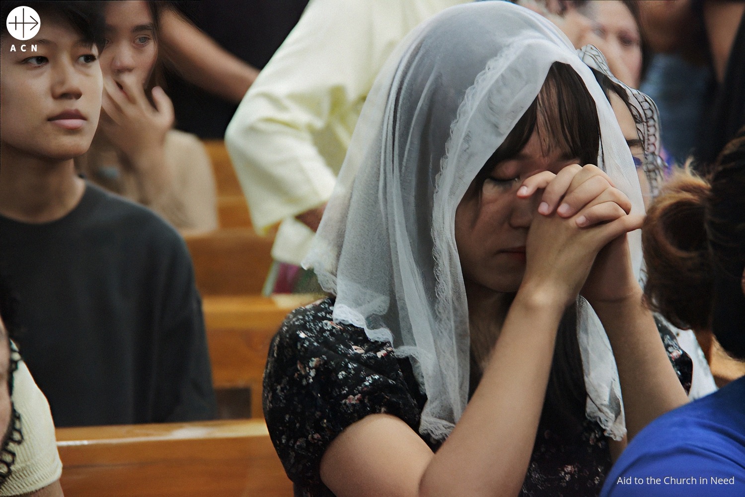 Una mujer reza durante una Misa en una iglesia de Myanmar Una mujer reza durante una Misa en una iglesia de Myanmar