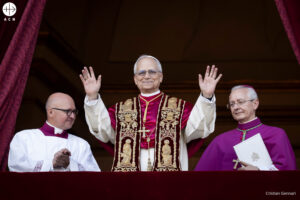 El Papa León XIV saluda a los fieles desde el balcón de la Plaza de San Pedro (Foto: Cristian Gennari)