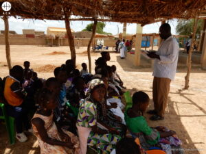 Mathieu Sawadogo da catequesis a un grupo de niños en Burkina Faso