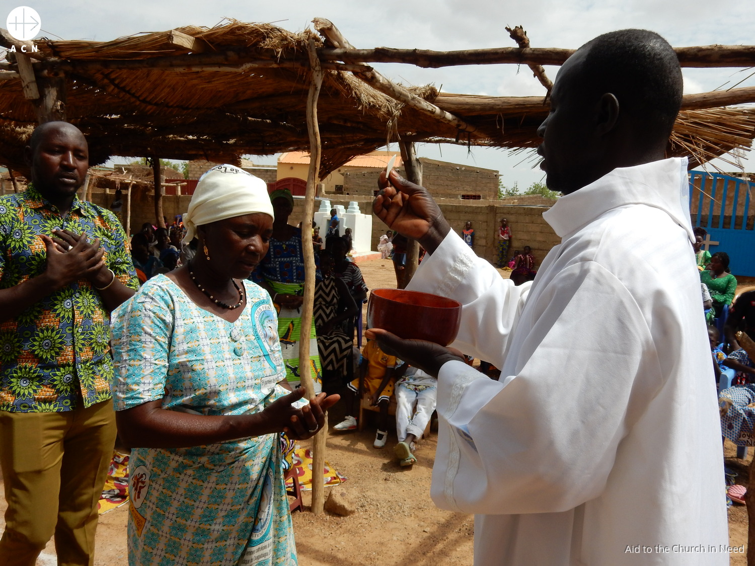 Mathieu Sawadogo, catequista en Burkina Faso, distribuyendo la Eucaristía Mathieu Sawadogo, catequista en Burkina Faso, distribuyendo la Eucaristía