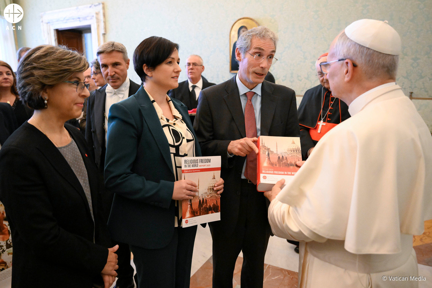 El Papa León XIV recibe un ejemplar del Informe Libertad Religiosa en el Mundo 2025 durante una audiencia concedida a ACN. © Vatican Media