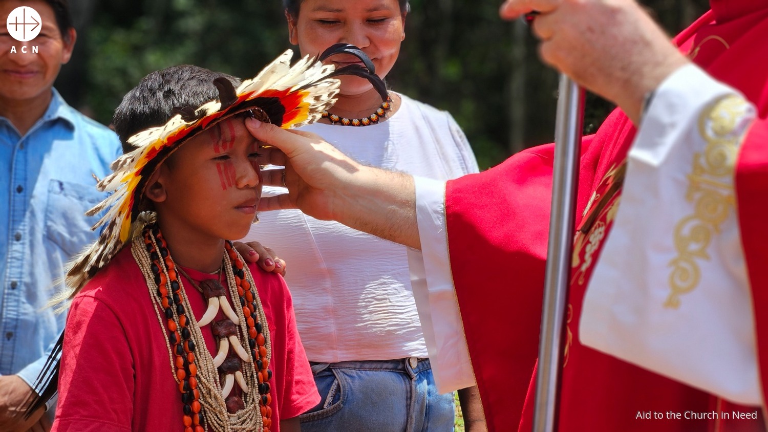 Confirmación durante una visita pastoral a comunidades indígenas en Brasil. Foto de archivo Confirmación durante una visita pastoral a comunidades indígenas en Brasil. Foto de archivo