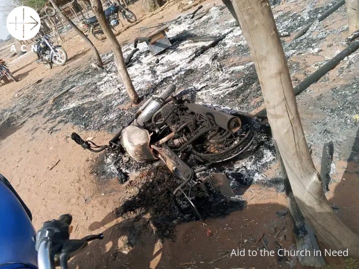 Un vehículo quemado por los atacantes tras la masacre de 50 personas en Nigeria Un vehículo quemado por los atacantes tras la masacre de 50 personas en Nigeria