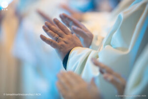 Un sacerdote impone las manos durante la Misa