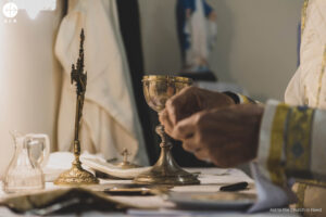 Sacerdote celebrando una Misa en la iglesia de la residencia para ancianos San Vicente de Paúl, en Alepo (Siria)