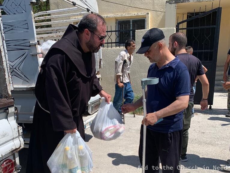 El padre Fadi Azar distribuyendo ayuda tras el terremoto que afectó a Latakia (Siria) en 2023 El padre Fadi Azar distribuyendo ayuda tras el terremoto que afectó a Latakia (Siria) en 2023