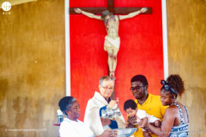 El padre Javier Cardona bautizando a una niña en la iglesia de San Antonio, en Guapi (Colombia)