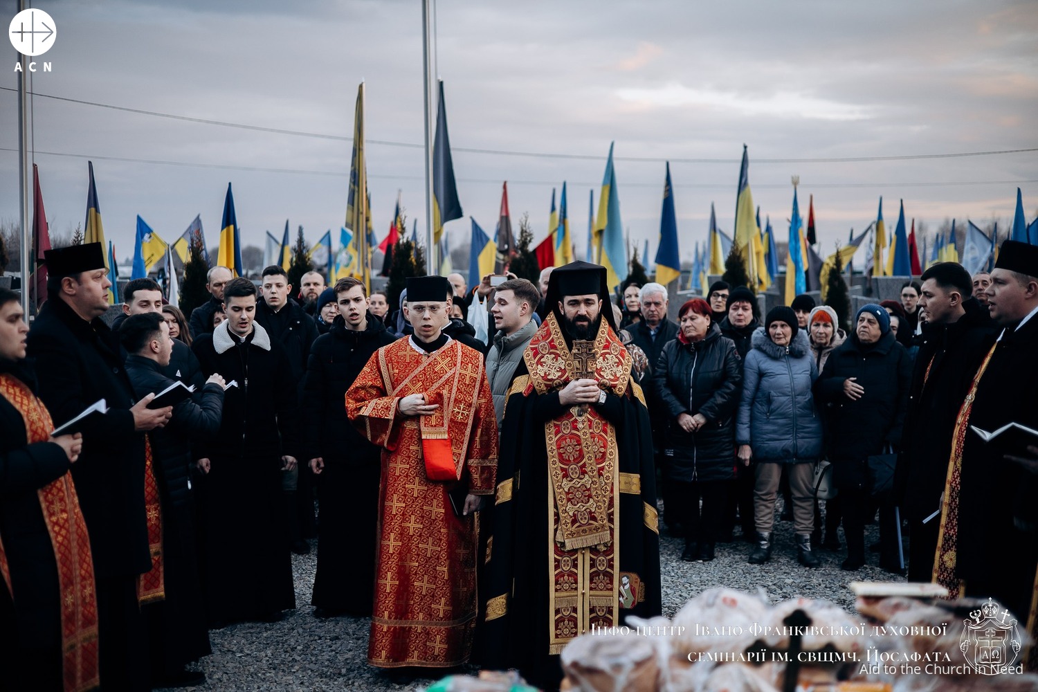Rito funerario en el cementerio de Ivano-Frankivsk Rito funerario en el cementerio de Ivano-Frankivsk