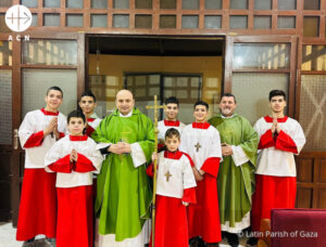 Los sacerdotes Gabriel Romanelli y Carlos Ferrero junto a los monaguillos en la parroquia de la Sagrada Familia de Gaza. © Latin Parish of Gaza