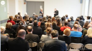 El cardenal Koch durante un encuentro con el equipo de la sede internacional de ACN