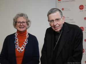 El cardenal Kurt Koch, presidente internacional de ACN, junto a Regina Lynch, presidenta ejecutiva, durante su visita a la sede internacional de la fundación