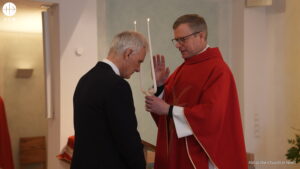 Bendición a Ferdinand Habsburg durante una Misa en la sede de ACN Internacional