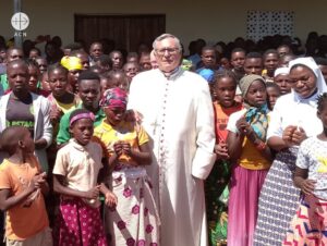 Mons. Alberto Vera y feligreses durante un acto por la restauración de la capilla de Santa Filomena en Naphathatka (Mozambique)
