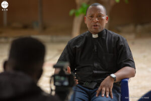 El padre Joseph Fidelis en el Centro de Sanación del Trauma de Maiduguri (Nigeria)
