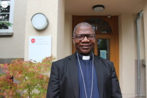 Mons. Mark Nzukwein, obispo de Wukari, durante su visita a la sede de ACN Internacional
