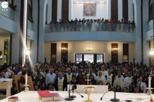 Fieles congregados para celebrar la Misa en una parroquia de Líbano