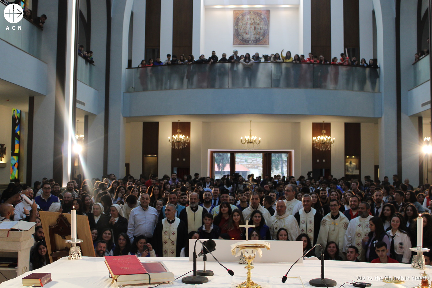 Fieles congregados para celebrar la Misa en una parroquia de Líbano