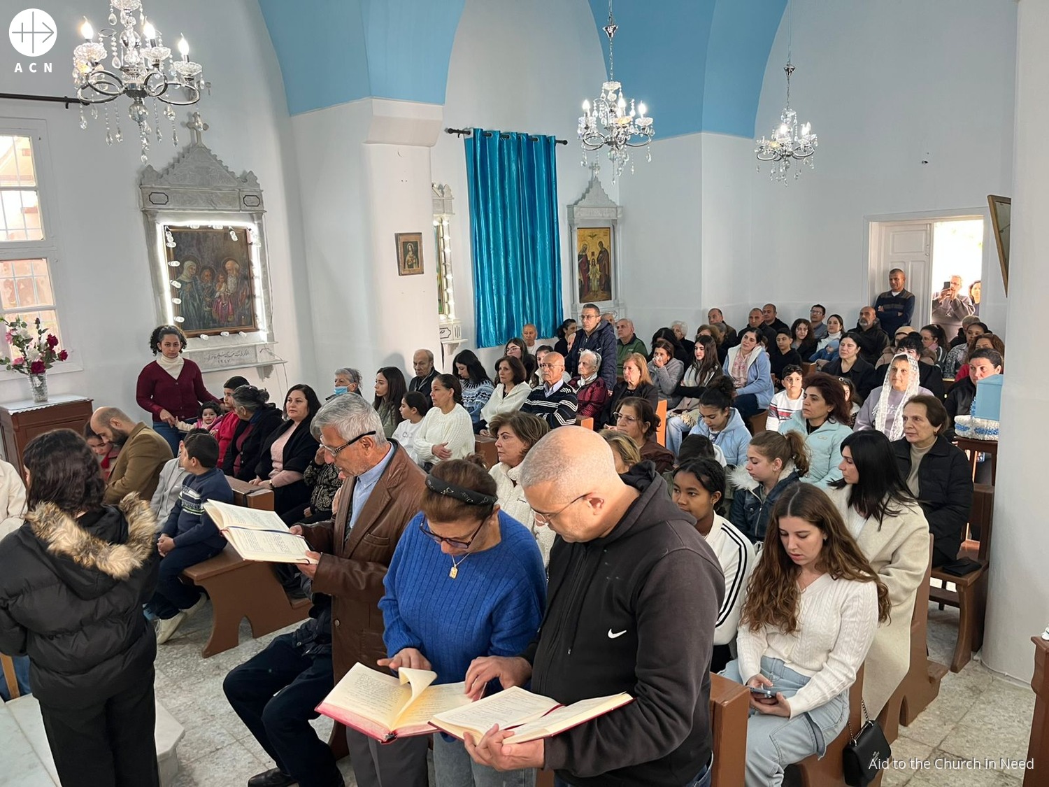 Fieles durante una Misa en Tiro, en el sur de Líbano. (ACN) Fieles durante una Misa en Tiro, en el sur de Líbano. (ACN)