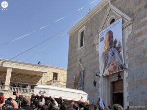 Funeral del padre Pierre el-Rahi, sacerdote del sur de Líbano fallecido en un bombardeo con misiles. © L'Oeuvre d'Orient