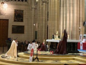 Adoración al Santísimo durante la X Noche de los Testigos, presidida por Mons. Juan Antonio Martínez Camino, obispo auxiliar de Madrid Adoración al Santísimo durante la X Noche de los Testigos, presidida por Mons. Juan Antonio Martínez Camino, obispo auxiliar de Madrid