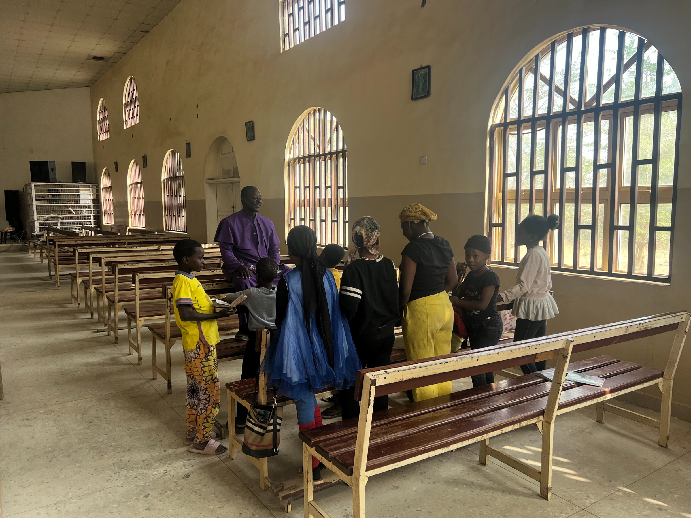 peter dando catequesis en Zaria