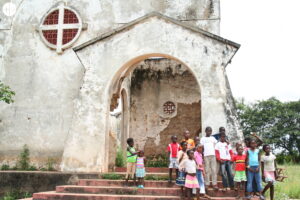 Iglesia bombardeada en Lwena durante la guerra civil en Angola