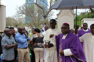 Misa en el cementerio de Luanda (Angola) con el obispo diocesano