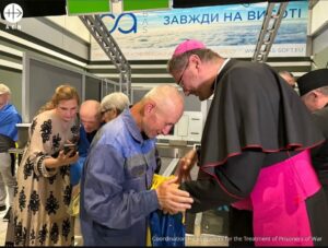Encuentro del Nuncio Apostólico en Ucrania, con diez prisioneros de guerra liberados por Rusia. © Coordination Headquarters for the Treatment of Prisoners of War