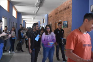 Un grupo de jóvenes de Colombia se dirige a su reunión de catequesis con ejemplares del Docat