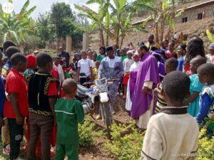 Sacerdote y varios feligreses junto a una moto donada para apoyar servicios pastorales en la diócesis de Bamenda (Camerún)