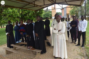 Mons. Emmanuel Dassi, obispo de Bafia (Camerún), reza junto a un grupo de 24 seminaristas de su diócesis