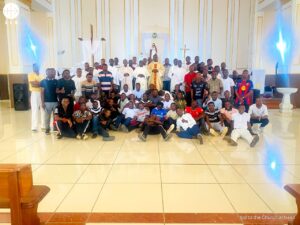 El padre Sebastián Mba Nguema Mokuy y un grupo de jóvenes durante un encuentro de formación espiritual en Mongomo (Guinea Ecuatorial)