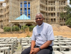 El padre George, frente a la construcción del centro de sanación del trauma en Nigeria