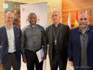 Mons. Arturo Ros, obispo de Santander, junto al P. Patrick Akpabio, sacerdote de Nigeria, y los representantes de ACN España en la presentación del Informe Libertad Religiosa 2025