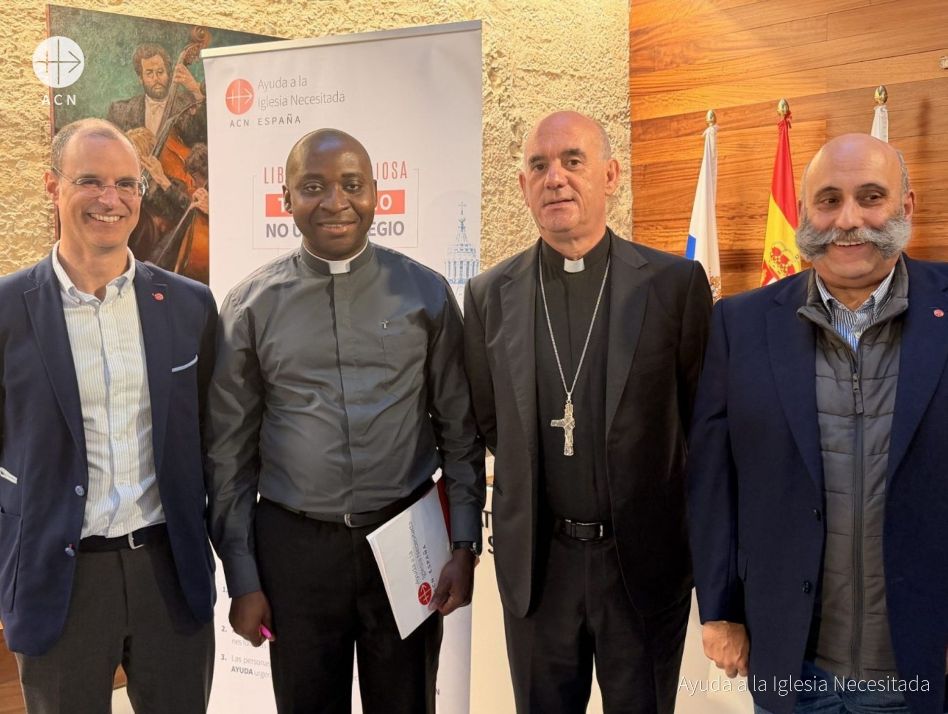 Mons. Arturo Ros, obispo de Santander, junto al P. Patrick Akpabio, sacerdote de Nigeria, y los representantes de ACN España en la presentación del Informe Libertad Religiosa 2025 Mons. Arturo Ros, obispo de Santander, junto al P. Patrick Akpabio, sacerdote de Nigeria, y los representantes de ACN España en la presentación del Informe Libertad Religiosa 2025