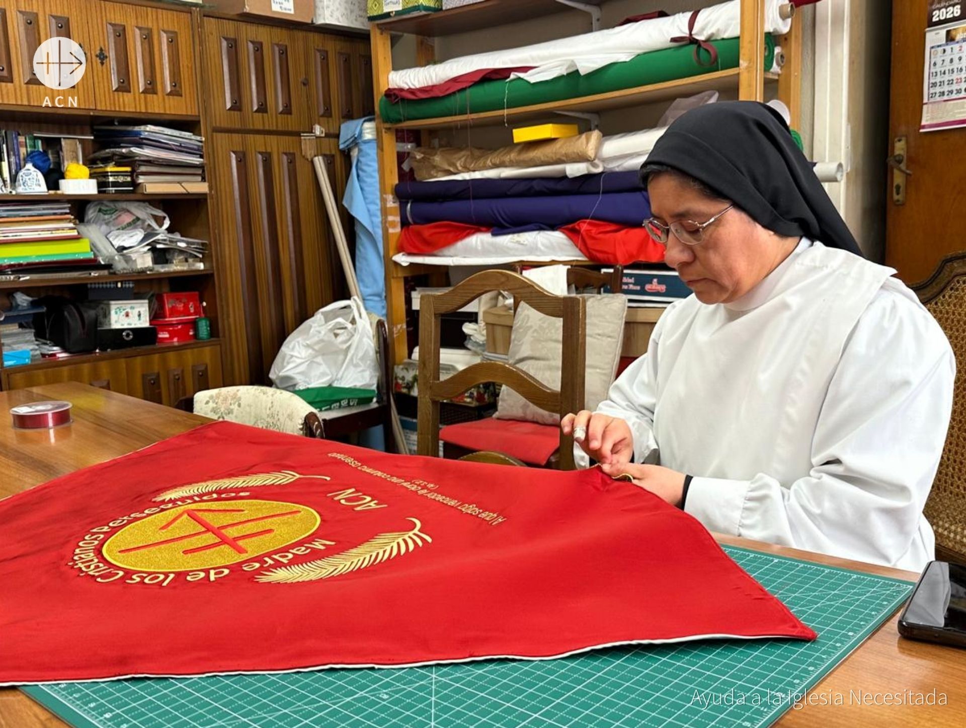 Preparación del manto de ACN para la Virgen del Pilar como Madre de los cristianos perseguidos. © ACN España Preparación del manto de ACN para la Virgen del Pilar como Madre de los cristianos perseguidos. © ACN España