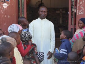 El padre Félix, sacerdote de Nigeria, junto a sus feligreses El padre Félix, sacerdote de Nigeria, junto a sus feligreses