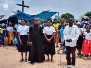 Sacerdote junto a sus feligreses en la diócesis de Menongue (Angola)