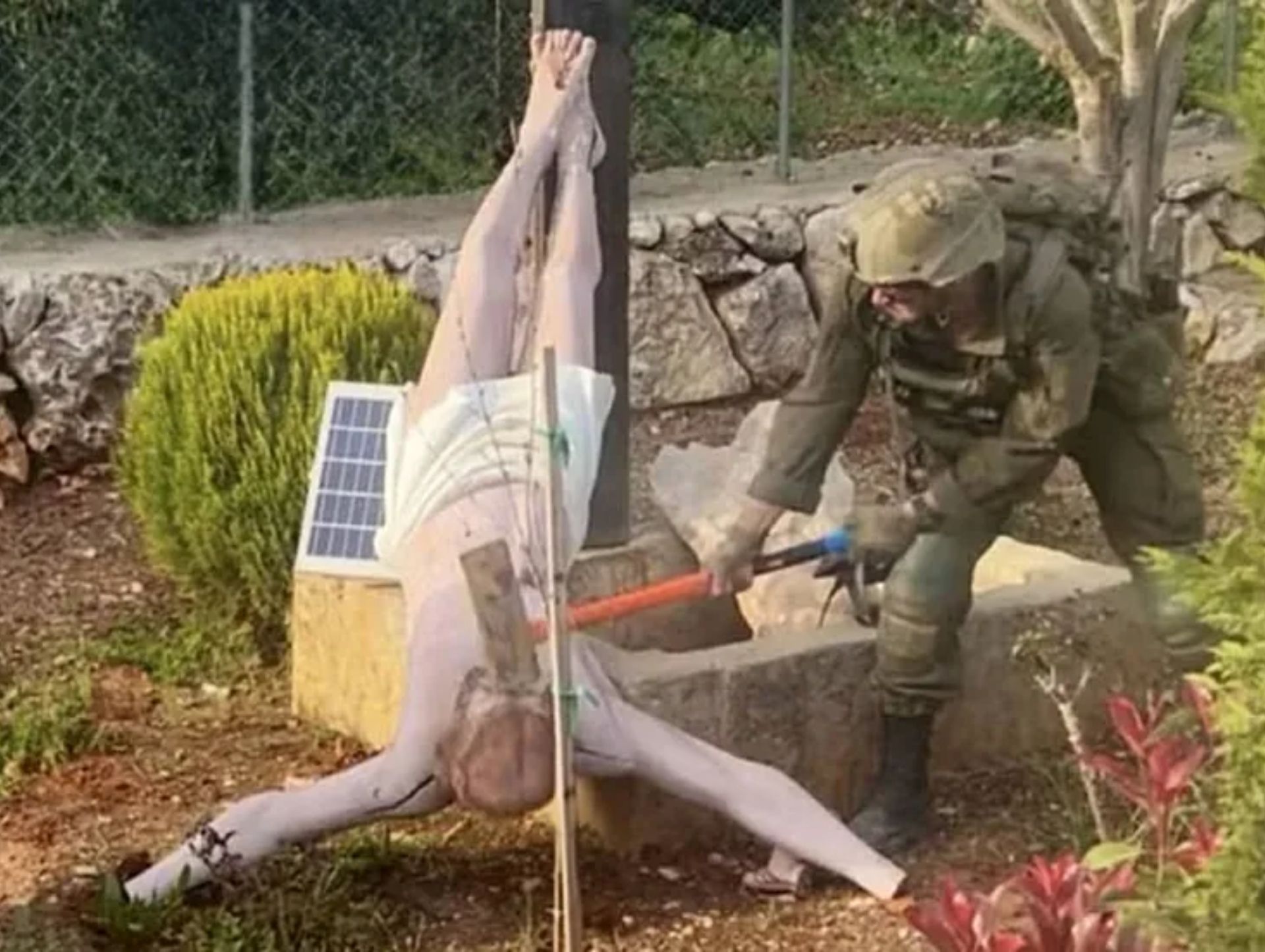 Un soldado israelí destroza un crucifijo a martillazos en el sur de Líbano. Captura de X Un soldado israelí destroza un crucifijo a martillazos en el sur de Líbano. Captura de X