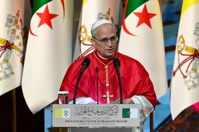 El Papa León XIV lee su discurso ante las autoridades en Argelia. (Foto: Vatican Media)